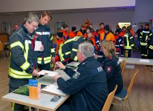 Peter Kesselmeier (vorn r.) und sein Taem weisen Andreas Schmitz (vorn l.) und seine Gruppen von der Jugendfeuerwehr aus Lichtenau in den Ablauf der Wanderung ein.
